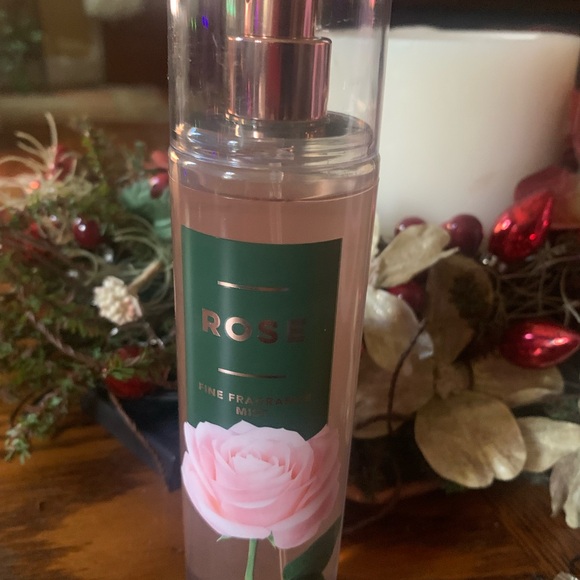 BATH & BODY WORKS GIFT SET IN ROSE - Picture 5 of 6